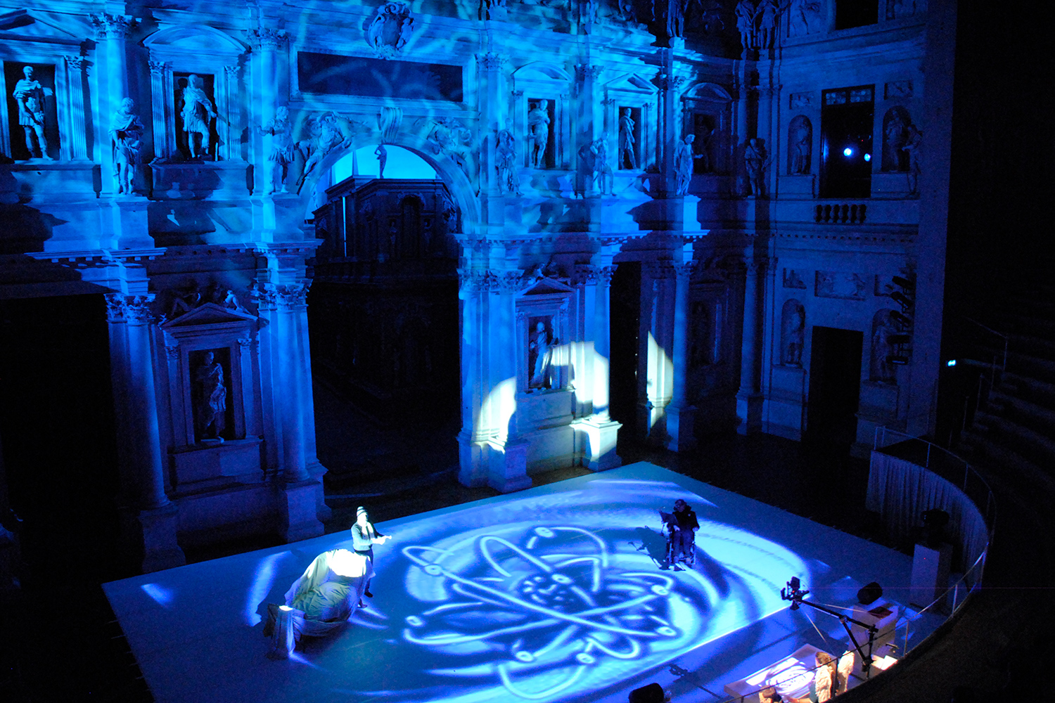 Illuminazione spettacoli in teatro | Teatro Olimpico Vicenza Dio e Stephen Hawking